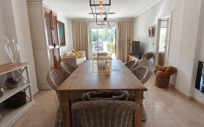 Precioso apartamento de planta baja con terraza grande.